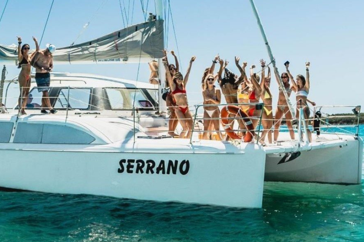 Gold Coast Catamaran Hire Guide: Best Charters, Prices & Planning Tips